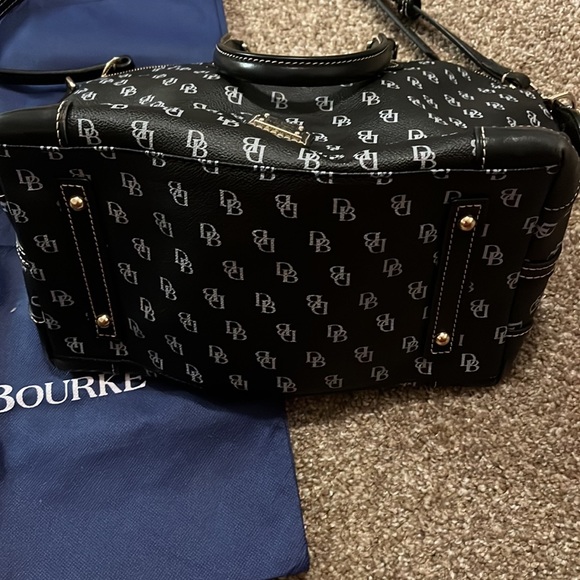 Dooney & Bourke dome Leather shoulder purse with crops body strap - Picture 3 of 9